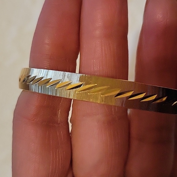 Monet Ridged Gold Bangle Classic Minimilist Accessory NWT - Picture 4 of 5